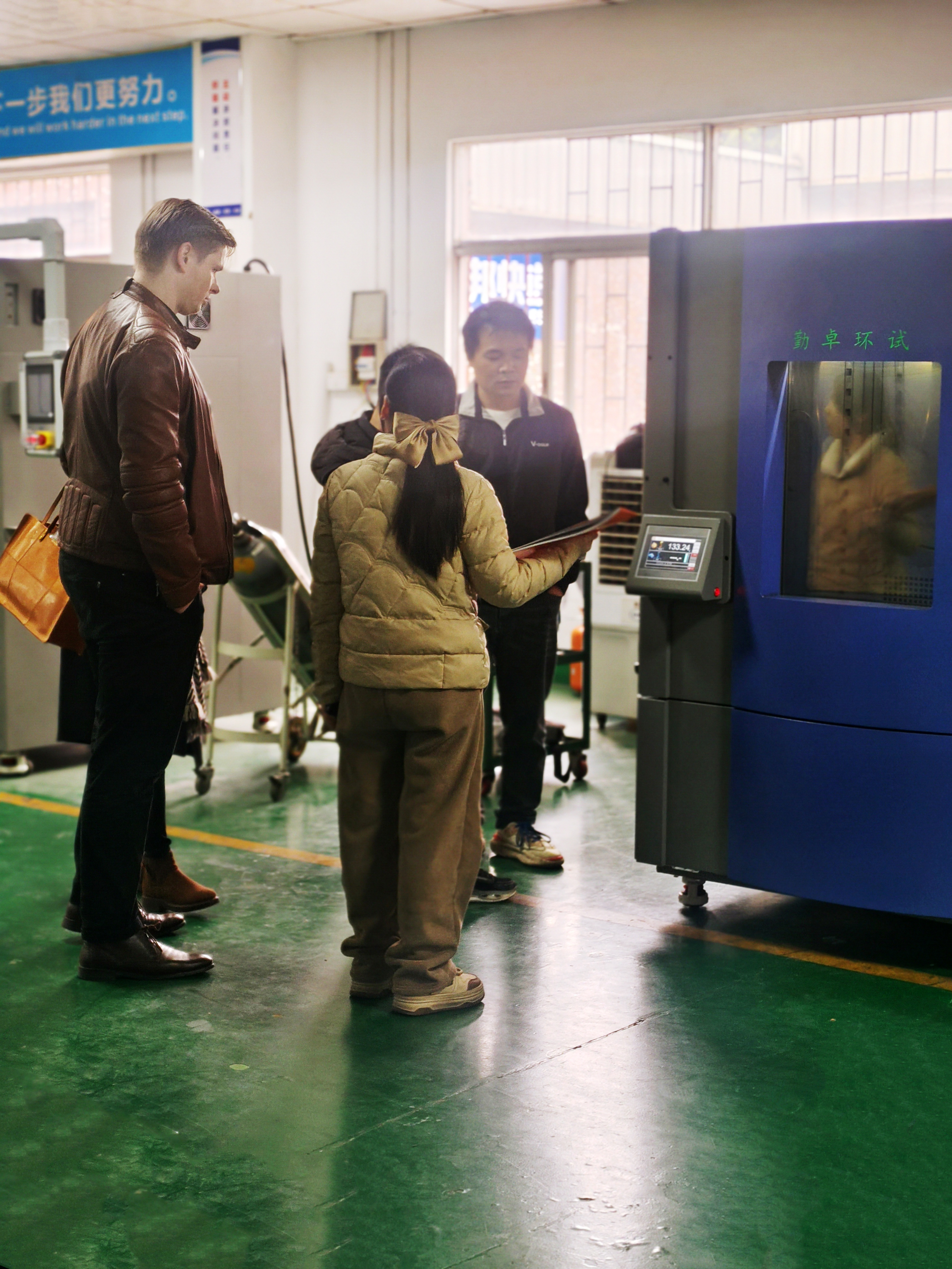 外企客戶攜帶產(chǎn)品至勤卓環(huán)境測(cè)試車間進(jìn)行高低溫濕熱試驗(yàn)